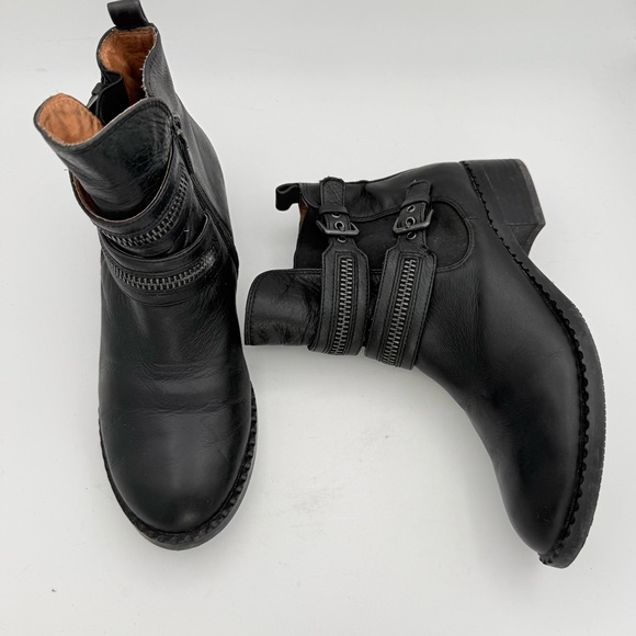 gentle souls Shoes - Gentle Souls  women’s Barnaby Zip ankle moto boots black leather heeled bootie 8